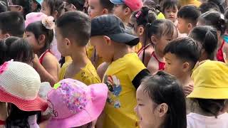 Em Tom lên nhận lớp 1