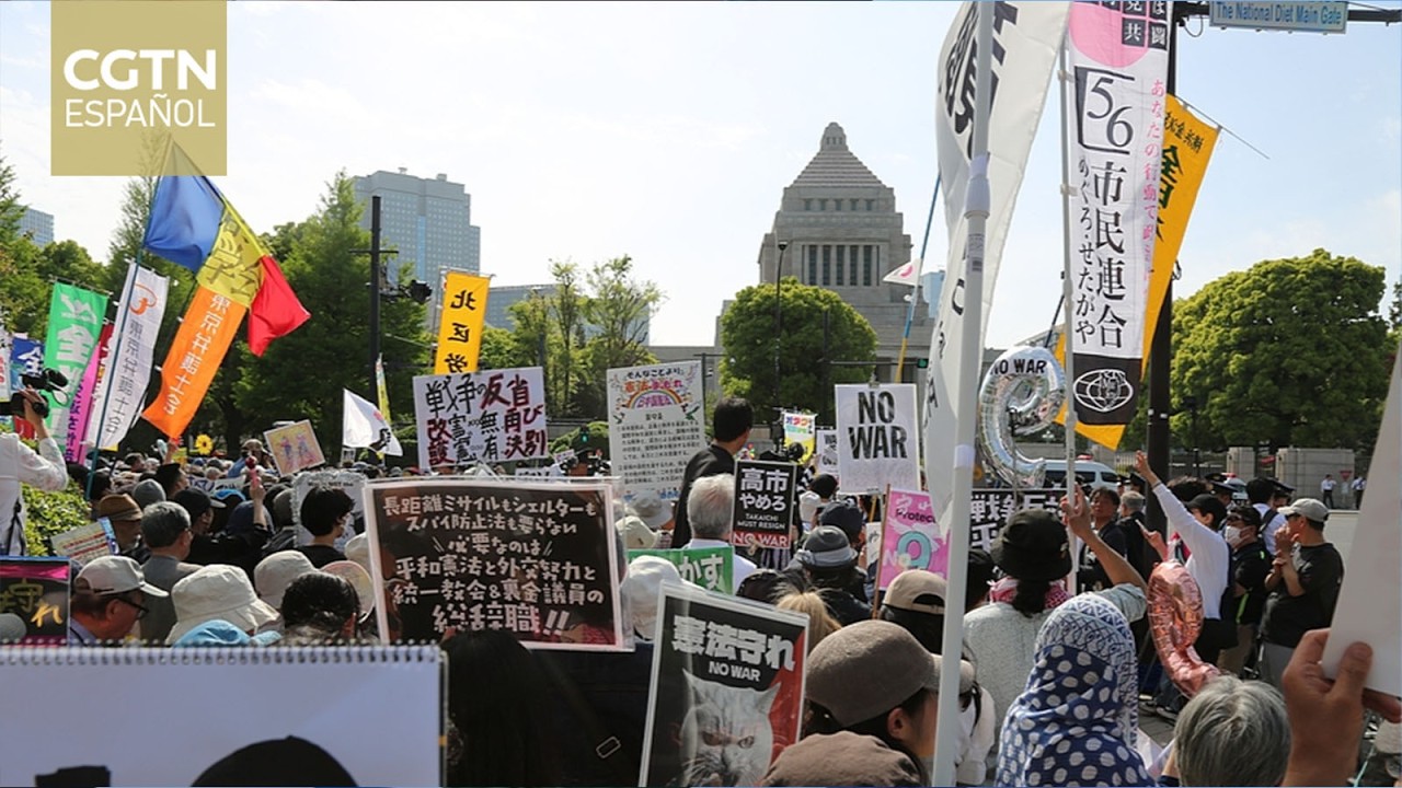 Juventudes japonesas se unen a protestas por preocupaciones del cambio de política de seguridad