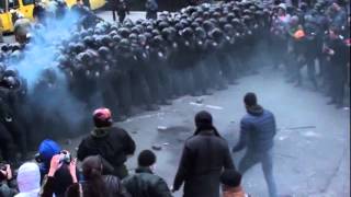 Смотреть онлайн Избиение солдат сочников в Киеве националистами