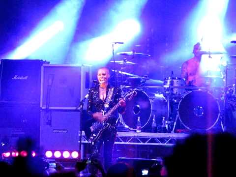 Skun Anansie - You saved me Live Ferrara