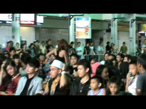 IMPRESSING THE AUDIENCE - SING AMONGST THE CROWD