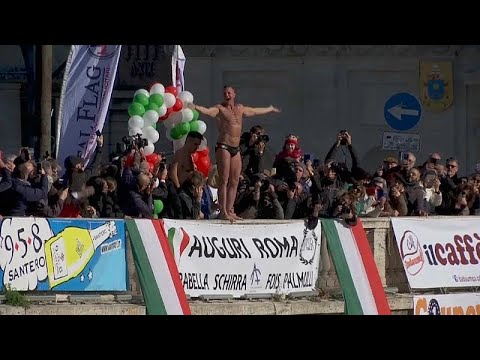 15 Meter tief in den Tiber: Neujahrsspringen in Rom