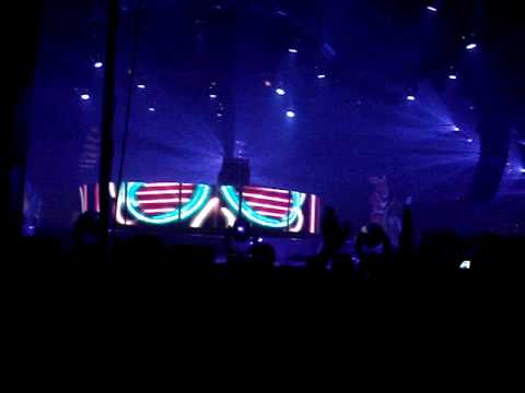 Tiësto plays "Tiesto - Louder Than Boom" @ Evolution 2009