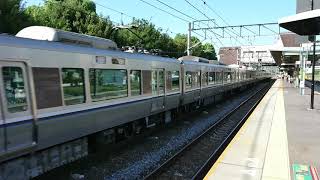 島本駅で新快速列車の通過の様子