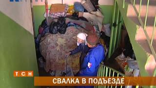 Пермячка превратила свою квартиру и лестничную площадку в склад вторсырья