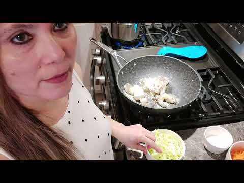 Chow mein con camarones y alitas de pollo/ Chow mein with shrimps and chicken wings