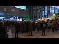 Reizigers horen Matthäus Passion in hal van Rotterdam Centraal