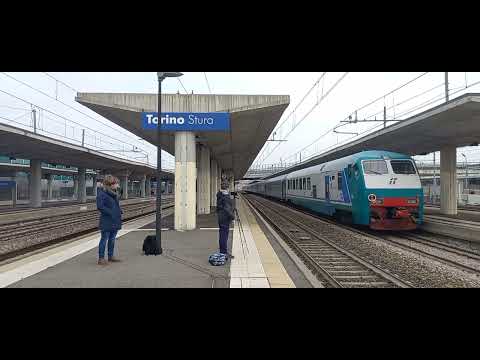 Treno regionale veloce  in transito a Torino Stura