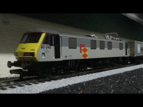 Hornby Railways R586 | Class 90 Electric Locomotive | 90040 RFD | OO Gauge | Model Train Review | HD