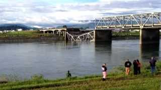 preview picture of video 'I-5 bridge collapse Mount Vernon Burlington WA'