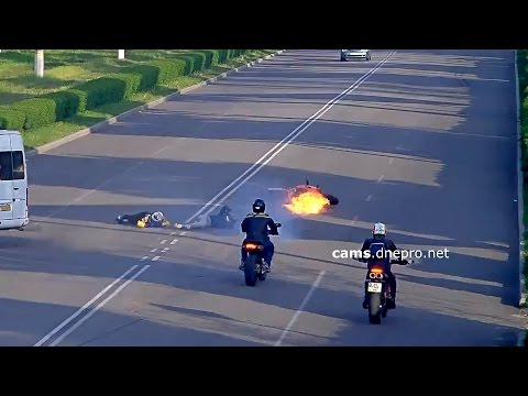 Мотоциклист упал под авто - шлем не спасает иногда