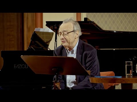 Alfred Brendel - Playing Mozart