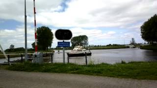 preview picture of video '4 boten in 8* minuten  bij de sluis van het Reitdiep in Groningen'