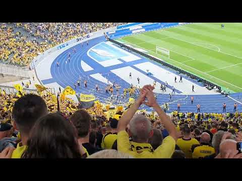 Hertha BSC - Borussia Dortmund 0:1 | 27.08.2022 | Gästeblock Atmosphäre Abpfiff Mannschaft feiern
