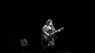 17 Suzie Vinnick - Sometimes I Think I Can Fly