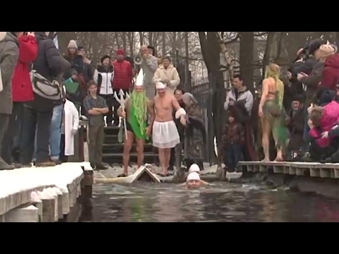 Петербургские «моржи» нырнули в юбках и костюмах снежинок