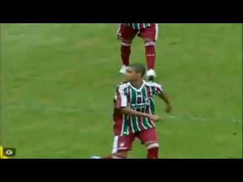 Golaço em chute forte em 2009 jogando pelo Fluminense