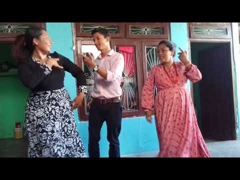 हेर्न ओइ बाटुली कसरीहो नाच्ने रमाइलो को गर्ने मान्छे नाच्नेमात्रै हल्लिदेको तर नाच्न कत्तिपनी आउदैन।