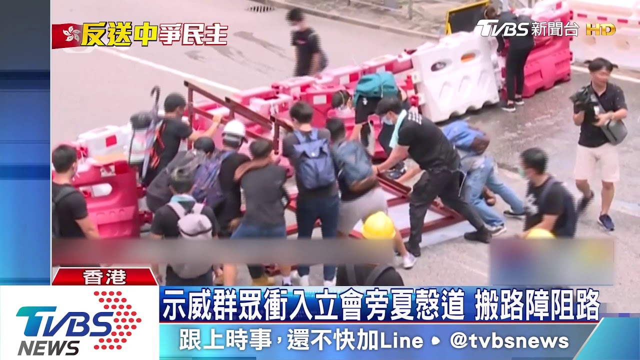 港大學生突襲遊行　包圍香港警察總部