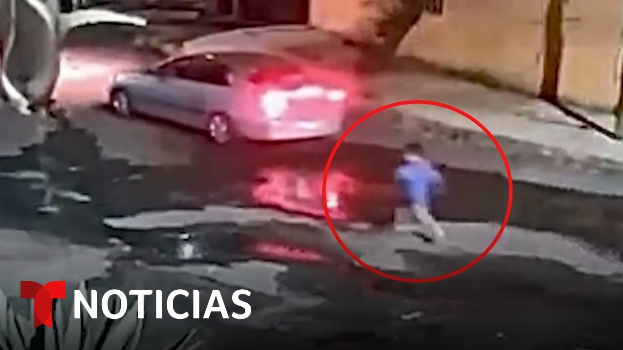Graban a un padre abandonando a su hijo en una calle en la noche en México | Noticias Telemundo