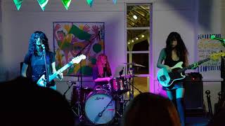 L.A. WITCH - Good Guys / Get Lost - Live at Mono, Glasgow 21/09/2017