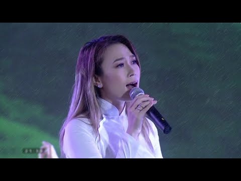 Thể hiện bởi Mỹ Tâm