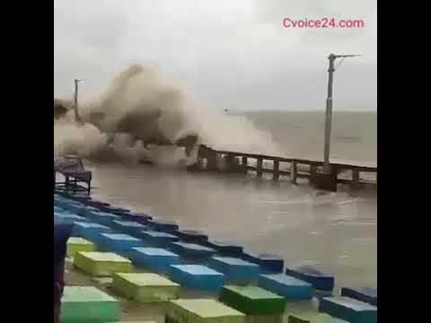 ইয়াসের প্রভাবে সমুদ্রের উত্তাল ঢেউ আছড়ে পড়ছে পতেঙ্গা সমুদ্র উপকূলে