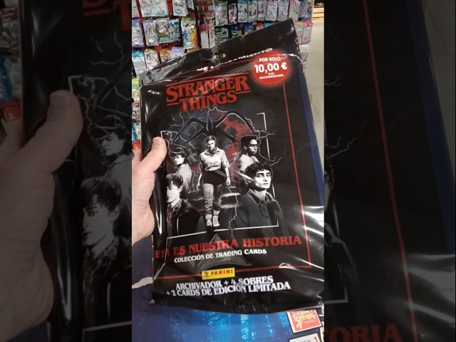 Vídeo relacionado con Panini Stranger Things Trading Cards, Megapack de Lanzamiento con Archivador, Caja 24 Sobres y Deckbox de Regalo para repetidas, Temporada 5