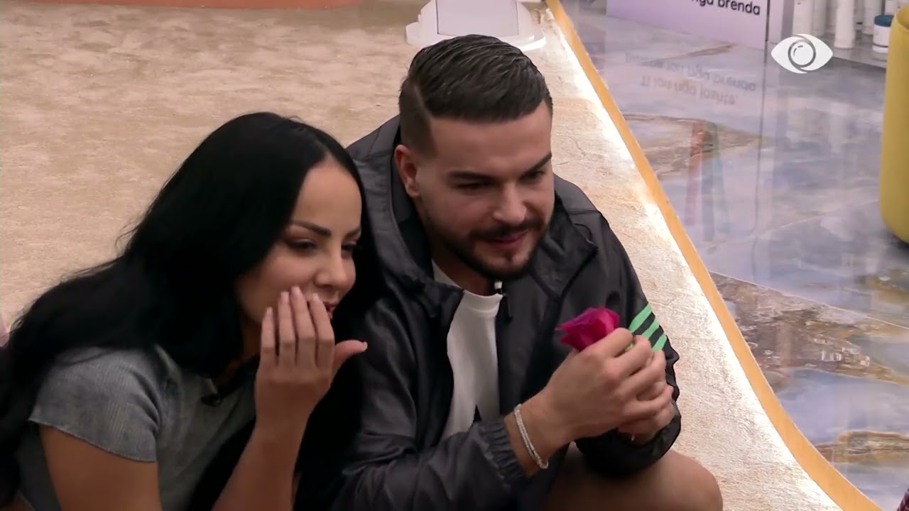 “Qenke fansi im”/ Juli sqaron debatin me Meritonin: Thirreni këtu tanii..