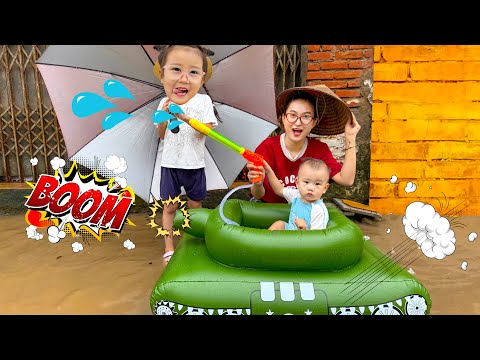 Changcady review phao bơi xe tăng, giúp em Cam vượt qua nước ngập tới trường