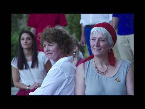 Ce film retrace, sous forme d'extraits et d'entretiens, les trente ans de vie de l'ensemble vocale de l'Uzège, Les Canards Sauvages. Réalisé à l'occasion du concert anniversaire des 30 ans Chef de chœur: Viviane Simon Réalisation: Gérald Millon et Laurent Haubin Site chorale: www.les-canards-sauvages.org Site Laurent Haubin: www.quatreoeil.com