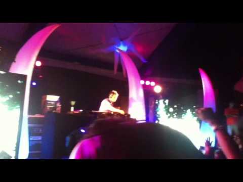 Dash Berlin - Man on the run (LIFEst El Salvador 2011)