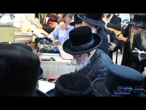 Lelover Rebbe Counting The Last Sefira of 5783 At Kever Shimon Hatzadik
