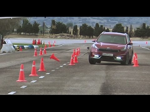 KIA Niro 1.6 HEV 2016 – Maniobra de esquiva (moose test) y eslalon | km77.com