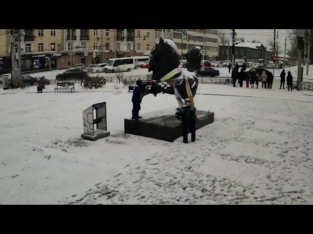 Двое неизвестных мужчин похитили шарф со скульптуры Бабра в Иркутске