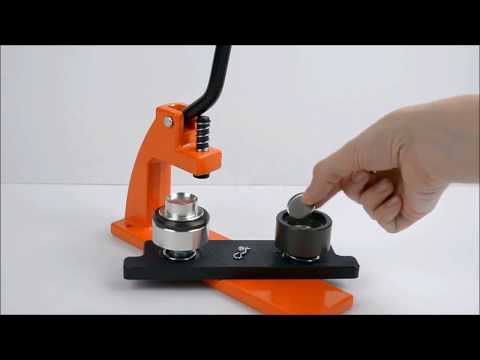 Come creare una spilla con base piatta con una macchina per spille Ebadges