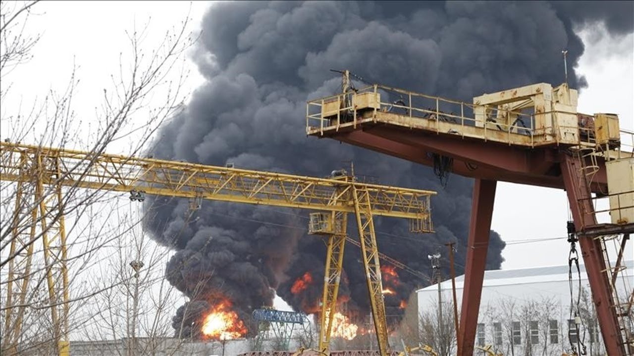WHILE WAITING FOR TRUMP-PUTIN MEETING - UKRAINIAN DRONE STRIKE ENGULFS RUSSIAN OIL GIANT IN FLAMES!