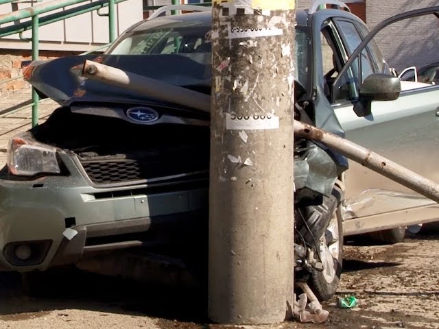 Автомобиль снёс светофор