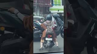 Aksi Nekat Wanita di Makassar Bonceng Motor Sambil Angkut Motor Listrik, Kini Minta Maaf