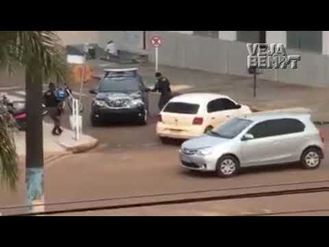 Vídeo mostra ação de Policiais da Força Tática em Assalto no Centro de Juína à uma Joalheria; Um dos assaltantes foi morto