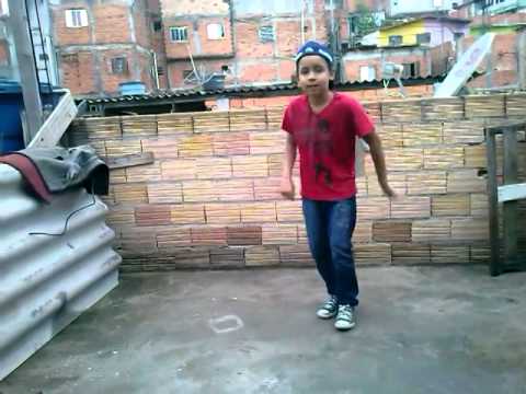 Rodrigo no Passinho do Romano Pega latinha e balança Mc K-Walla