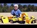 Машинки на песке и малыш Даник - Играем рабочими грузовыми машинками 