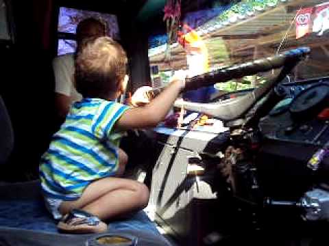 Hugo conduciendo el autobus