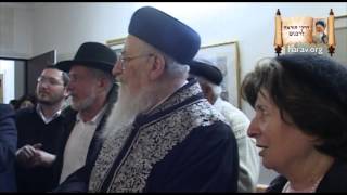 חנוכה | וידיאו מדהים - הדלקת נרות חנוכה בבית מרן הרב מרדכי אליהו זצ"ל - התמונה מוצגת ישירות מתוך אתר האינטרנט יוטיוב. זכויות היוצרים בתמונה שייכות ליוצרה. קישור קרדיט למקור התוכן נמצא בתוך דף הסרטון