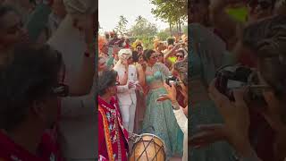 Download lagu Priyanka Chopra Jonas dances to Desi Girl at brother's baarat mp3