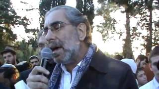 Shlomo Carlebach │Haneshama Kadish Oseh Shalom │הנשמה לך קדיש עושה שלום (הזמר והיוצר בנימין שטיינברג) - התמונה מוצגת ישירות מתוך אתר האינטרנט יוטיוב. זכויות היוצרים בתמונה שייכות ליוצרה. קישור קרדיט למקור התוכן נמצא בתוך דף הסרטון