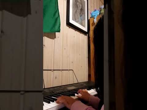 Minha filha Isabelle aprendendo a tocar teclado