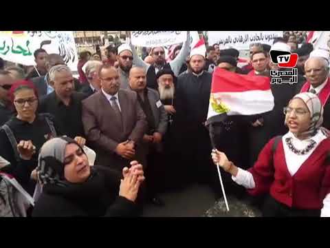 محافظ بورسعيد يشارك الأهالي في وقفة ضد الإرهاب تنديدا بحادث «الروضة»