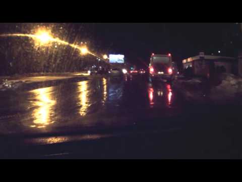 В Омске люди стали кидаться на автомобили