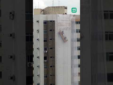 Vídeo: Operários ficam pendurados em plataforma de prédio no bairro Aldeota